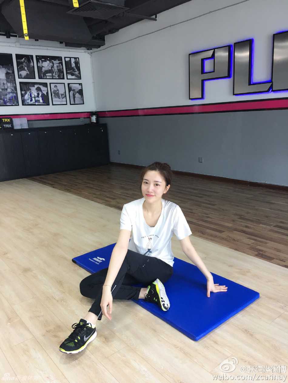 夜色中的街头，她驻足于绚烂灯光下，为了选个好背景录制节目，每一个认真的眼神都是对完美的追求。