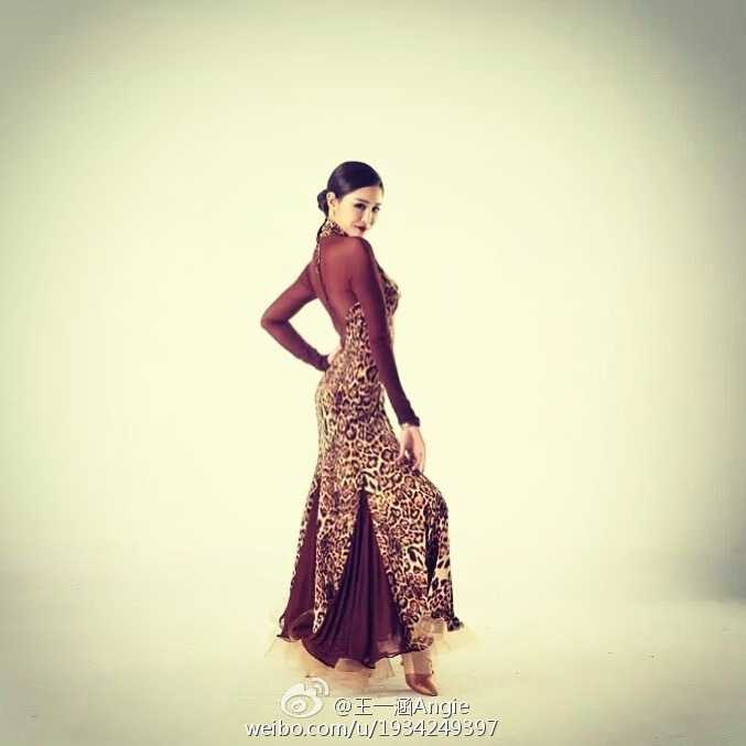 王一涵雙手抱著心愛的籃球，眼神清澈而堅定，背後是夕陽餘暉下的籃球場，畫面靜謐而充滿故事感。