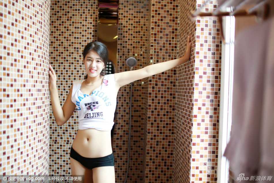 镜头拉近，宝贝凝视着镜中自己，清澈的眼眸里带着对未来的憧憬与笃定，身后的环境虚化成温柔的光斑，衬托出她此刻的专注与内心力量。