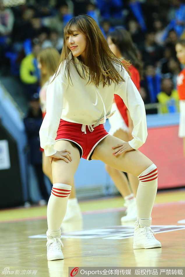 福建篮球宝贝在赛场上尽情热舞，动感的节奏与飞扬的发丝，定格成青春最美的画面
