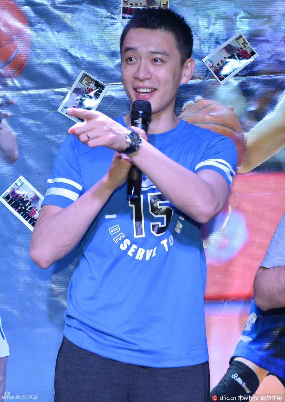 活动中，杨鸣手拿话筒侃侃而谈，眉宇间神采飞扬，表情生动自然，仿佛正与在场的每一位朋友分享着内心最真实的故事，尽显成熟男人的魅力与从容。