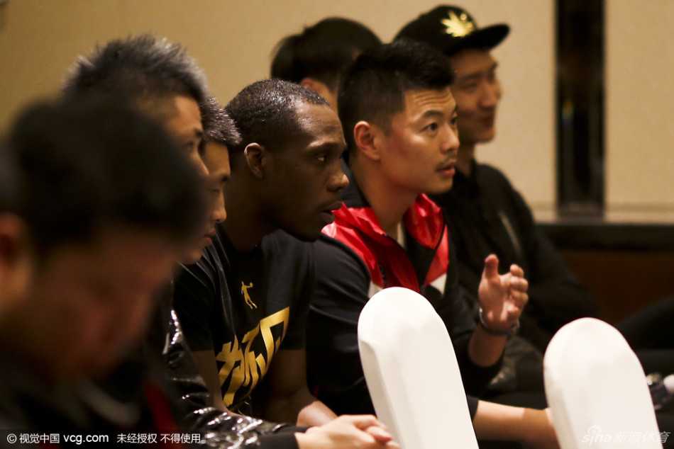 哈德森在全明星活动上专注地倾听，偶尔点头，认真参与着这难得的轻松时刻。