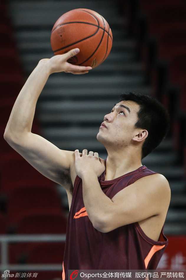 核心外援马布里在训练中神情专注，正在三分线外沉着出手，每一个动作都透着身经百战的沉稳。