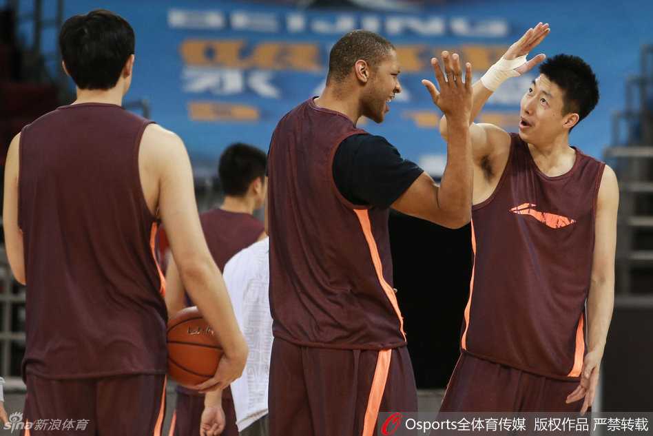 老将张庆鹏全力加速突破防守，瞬间的爆发力让人很难相信他已是一名久经沙场的老将。