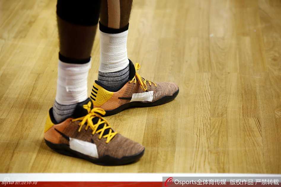 篮下成为肌肉碰撞的战场，双方球员为了球权人仰马翻，展现了篮球运动最原始的激烈拼抢魅力。