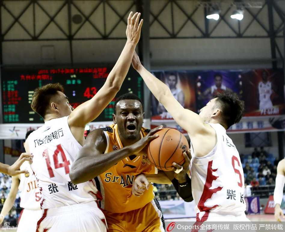 山西队外援戴勒姆波特在吉林队三人合围之下，依然凭借身高臂展优势，强行突破人缝，试图完成终结。