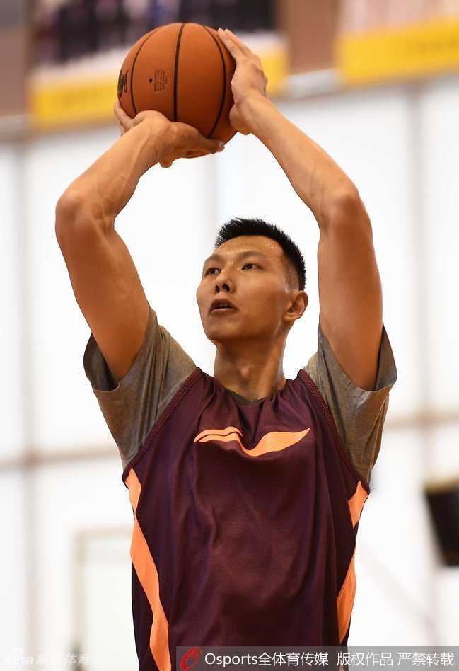 外援布泽尔低位持球，肌肉线条分明，眼神专注地寻找篮下进攻机会。