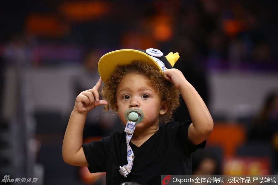 比斯利怀抱含着奶嘴的爱子现身球员通道，小家伙脸蛋肉嘟嘟十分可爱，瞪着好奇的大眼睛四处张望，比斯利则一脸宠溺，硬汉形象瞬间融化。