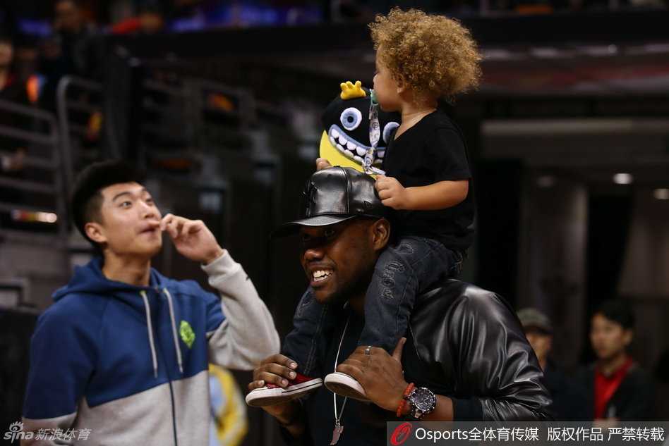 夜色中的东莞篮球中心灯火辉煌，场馆外立面流光溢彩，巨大的电子屏闪烁着全明星周末的字样，静待着即将到来的篮球狂欢盛宴。