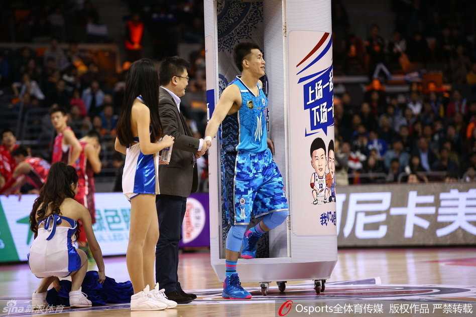 全明星惊现魔术时刻,郭艾伦“钻进”啤酒罐引爆全场 郭艾伦身手敏捷地钻进巨大的啤酒罐道具中,现场球迷纷纷举起手机记录这一有趣的时刻。