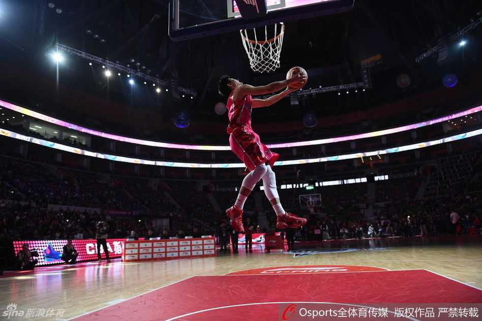 全明星扣篮盛宴:王潼飞跃巅峰,群星闪耀东莞夜空 江苏队侯逸凡在天空中滑翔而过,如同飞人一般将球稳稳送入篮筐,他的身姿轻盈,展现了出色的滞空能力和舒展的扣篮美感。