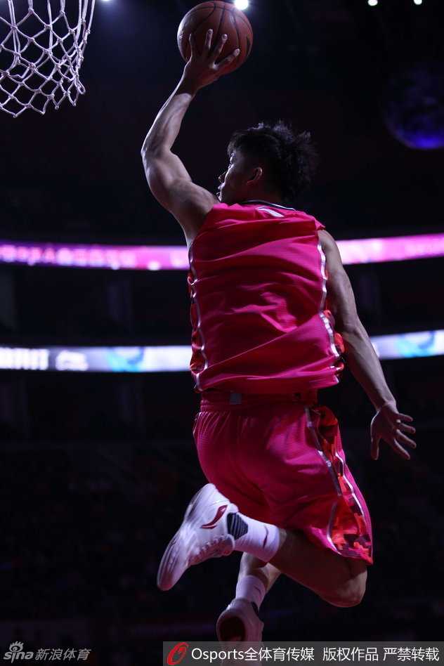 全明星扣篮盛宴:王潼飞跃巅峰,群星闪耀东莞夜空 上海队弹簧人王潼犹如一只展翅的雄鹰,在空中接力的一瞬间双手攥紧篮球,身体折叠成满弓,将球狠狠砸进篮筐,引爆全场惊呼。