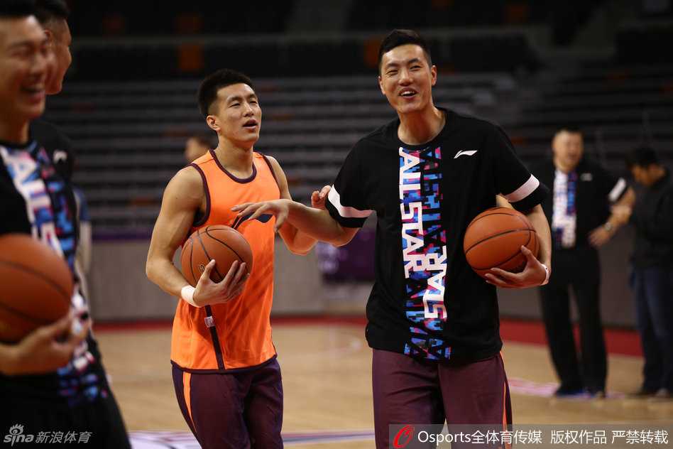 郭艾伦在全明星训练中进行专项传球练习，他神情专注，正在寻找最佳的传球路线。