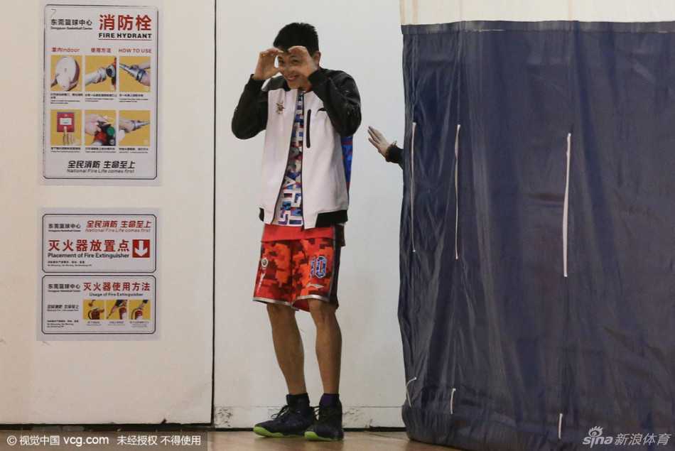 刘晓宇悄悄模仿队友动作，一脸调皮的表情逗乐全场