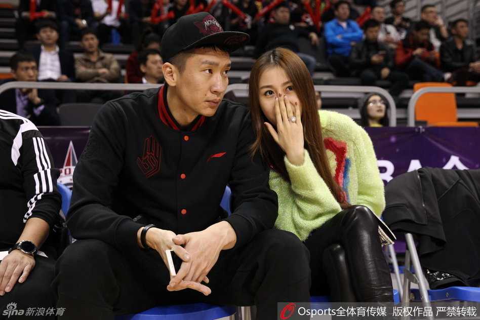 全明星赛场的柔情时刻:孙悦与陈露的甜蜜瞬间 看到大屏幕上自己和丈夫的身影,身着时尚装扮的陈露先是一愣,随即被丈夫孙悦的幽默逗笑,她掩面而笑的模样被镜头捕捉,眼神中满是藏不住的甜蜜与惊喜。