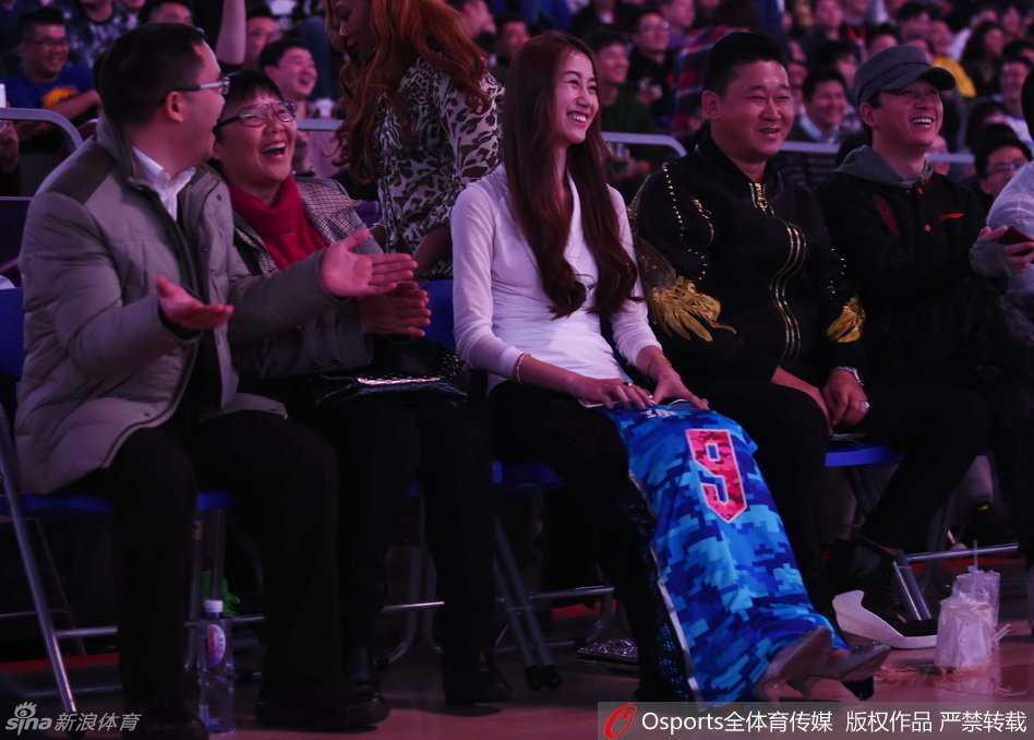 陈露身披孙悦9号球衣亮相全明星赛场，她高挑的身影与纯真的笑容，在看台上构成了一道亮丽的风景线。