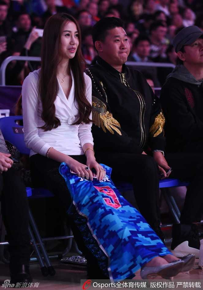 陈露举起双臂为孙悦加油助威，动作充满力量与信念，仿佛要通过空气将能量传递给正在备战的丈夫。