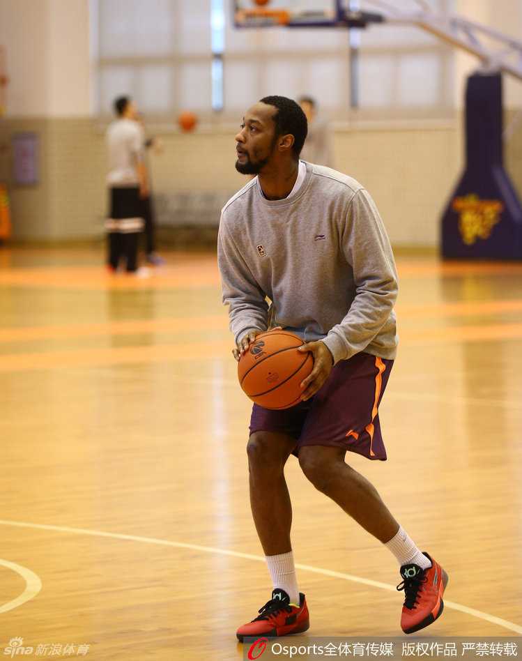 八冠王朝的寂静备战:广东男篮青春风暴与老将余晖 老将王仕鹏坐在场边神情专注,虽未登场却以经验守护球队,眼神里满是对胜利的渴望