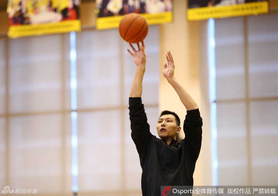 八冠王朝的寂静备战:广东男篮青春风暴与老将余晖 队长周鹏在训练中运球推进,身形矫健,作为攻防核心他将在季后赛承担盯防对方外援的重任