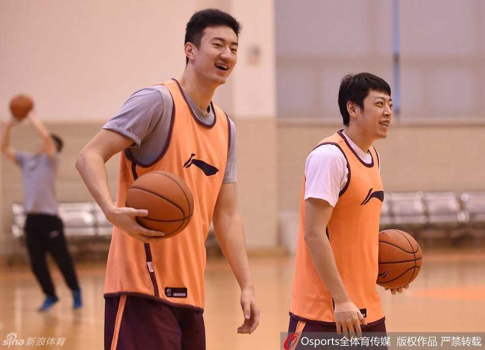 老将朱芳雨在进行投篮训练时笑容满面，神情轻松惬意，这种举重若轻的心态正是他作为CBA传奇射手独有的气质。
