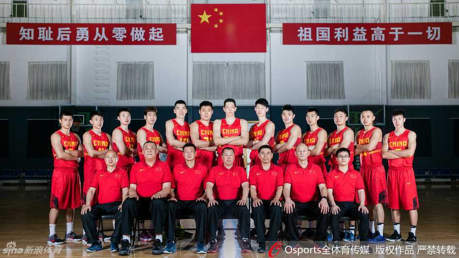 国奥男篮全体将士在八国赛前留下全家福，年轻的脸庞上写满坚定与团结，身后鲜艳的五星红旗预示着他们为国征战的决心。
