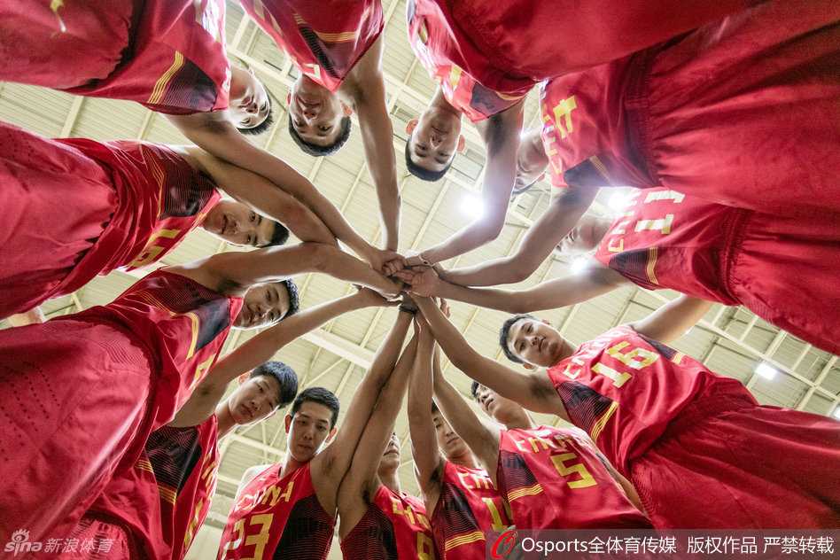 锋线组蓄势待发，矫健的身姿如同拉满的弓弦，李京龙与原帅等人随时准备在外线给予对手致命一击，展现射手本色。