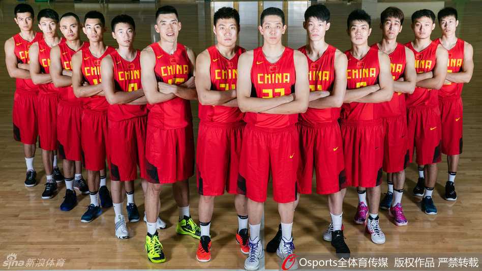 主教练在战术板上精心布置，沉稳的教练组是这支青年军的定海神针，他们的运筹帷幄引领着球队在八国赛的惊涛骇浪中前行。