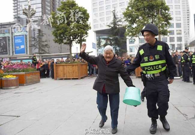 八旬慈母凌晨排队只为圆儿篮球梦 数百球迷主动让道温情暖蓉城 买到票后,一位穿着制服的民警小心翼翼地搀扶着腿脚不便的孟老太离开拥挤的购票区域,老人的脸上满是笑容,周围的人群投来赞许和祝福的目光,这画面定格了蓉城春日里最温暖的一个瞬间。