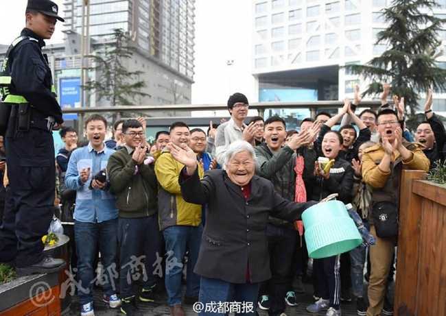 八旬慈母凌晨排队只为圆儿篮球梦 数百球迷主动让道温情暖蓉城 在成功买到球票后,满头银发的孟老太转过身来,面向身后长长的购票队伍。她颤颤巍巍地举起手臂,向那些主动为她让路的数百名热心球迷挥手致意,脸上洋溢着感激与慈祥的笑容,场面温馨而感人。