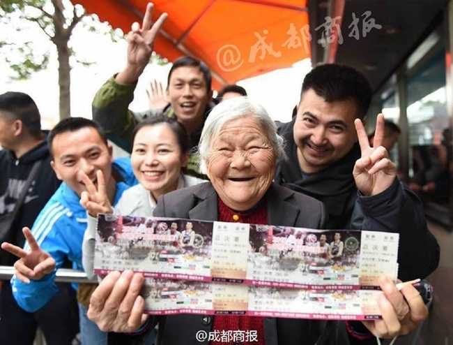 八旬慈母凌晨排队只为圆儿篮球梦 数百球迷主动让道温情暖蓉城 在拥挤的购票长龙中,一位不愿透露姓名的热心女球迷正弯下腰与维持秩序的民警沟通,她手指着队伍中步履蹒跚的老奶奶,眼神中满是担忧与关切,希望能为这位排了六小时队的老人争取一个特殊照顾。