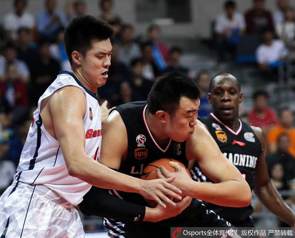 内线争锋,华南虎憾失总决赛门票 易建联犹如一座铁塔般雄踞内线,高高跃起完成一次势大力沉的单手劈扣,霸气十足。