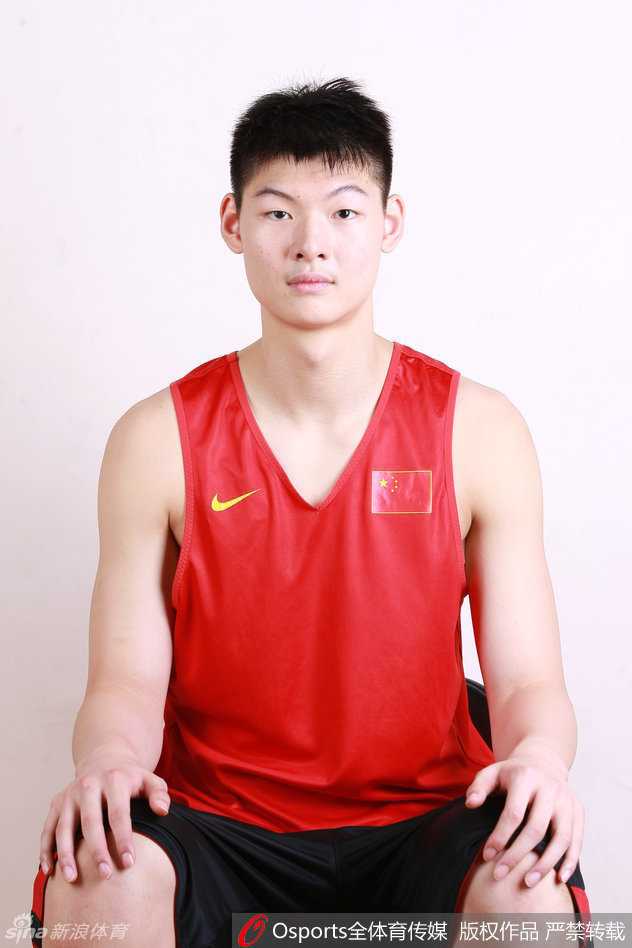 青年队时期的王哲林，在防守端高高跃起，用一记遮天蔽日的封盖捍卫着球队的禁区，天赋尽显。