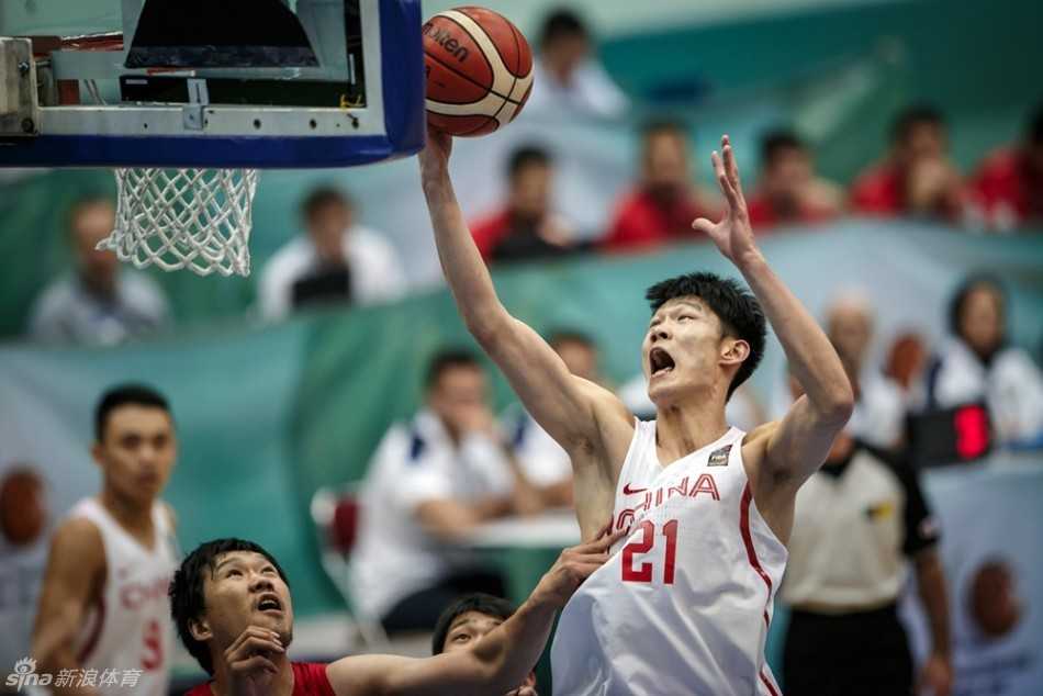 内线长城力克日本,国奥男篮亚洲挑战赛夺第五 胡金秋在激烈的篮下对抗中,利用强壮的身体卡住有利位置,强硬地摘下前场篮板。