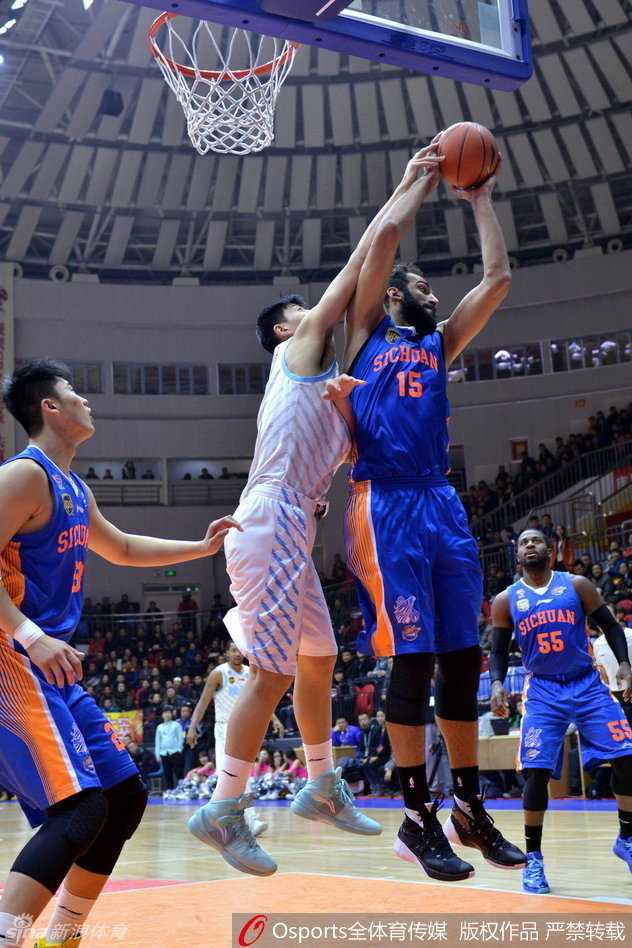 新疆队外援布拉切与周琦在场上进行眼神交流，布拉切伸手示意跑位，周琦心领神会准备内切，两人正通过无声的沟通拆解对手防线。