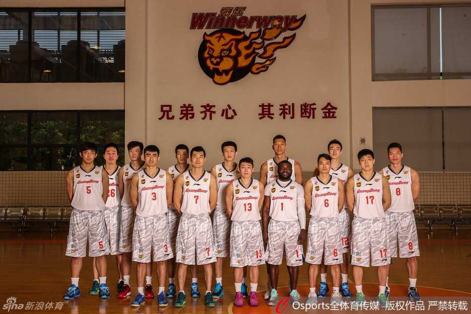 广东宏远全队神情肃穆地围拢在一起，拍摄2014-2015赛季全家福，展现了华南虎在赛季初的雄心与凝聚力。