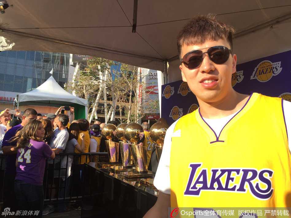 再见科比,再见青春:曾令旭的斯台普斯朝圣之旅 看台上的曾令旭终于按捺不住,对着镜头做出一个霸气的挥手姿势,身后的斯台普斯座无虚席,他的脸上写满了骄傲与兴奋,仿佛在向世界宣告:这一刻,我在现场!