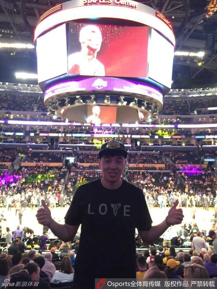 再见科比,再见青春:曾令旭的斯台普斯朝圣之旅 比赛进行到关键时刻,曾令旭的目光紧紧锁定赛场,泪水在眼眶中打转。在这片被科比光芒照耀的场边,这位CBA球员卸下了所有盔甲,只剩下一个纯粹球迷的感动与不舍。