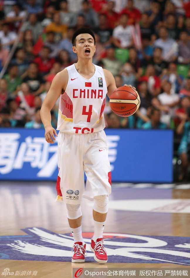 在激烈的CBA赛场上，赵继伟遭遇对手严防死守，他的眼神中没有丝毫畏惧，作为辽篮双子星之一，他用娴熟的运球和变向撕裂着对方的防线，诠释着辽宁篮球的坚韧。