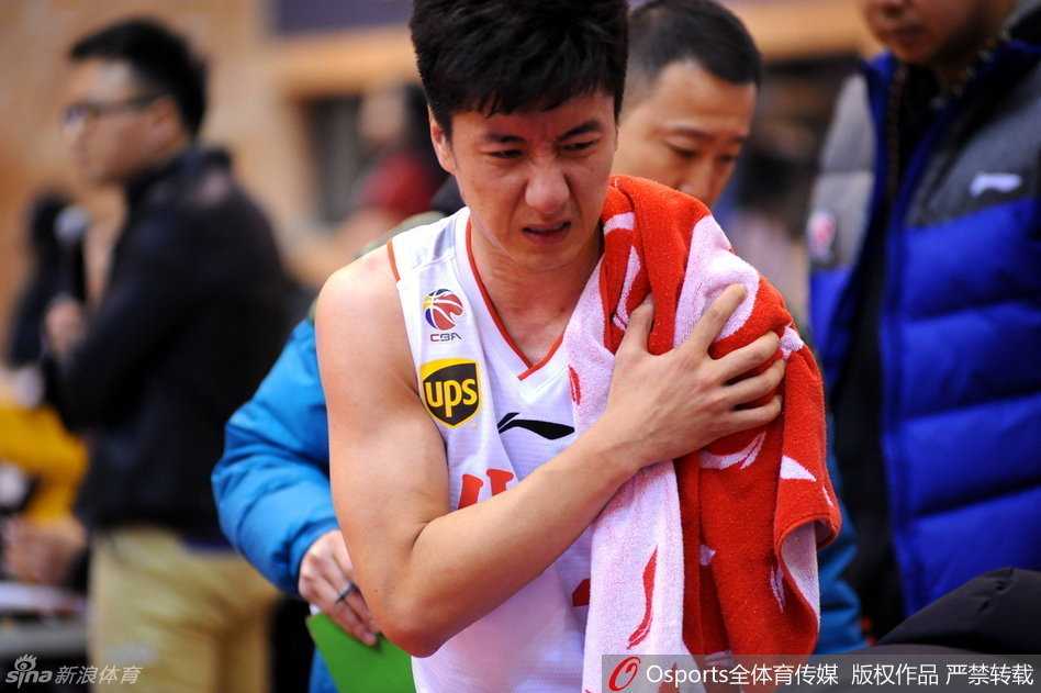 广东队外援迪奥古在篮下遭遇八一队许钟豪和付豪的双人包夹，他咬紧牙关强行起跳，肌肉碰撞的激烈感仿佛要溢出屏幕。