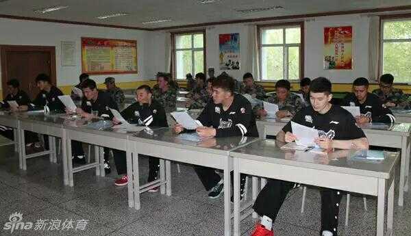 军营淬炼飞虎魂 新疆男篮军训场上的别样锋芒 训练场上,球员们正在进行战术队形演练。他们压低身形,手持枪械交替掩护前进,彼此间的信任和默契在一次次配合中升温,团队协作的精神在这里被赋予了新的含义。