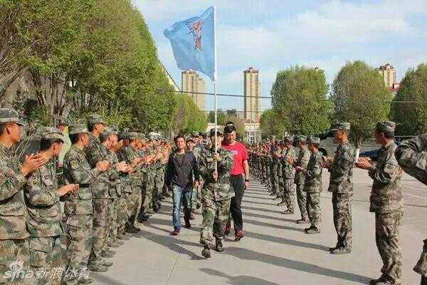 军营淬炼飞虎魂 新疆男篮军训场上的别样锋芒 清晨的操场上,新疆男篮的将士们身着迷彩服,排成整齐的队列,在教官的口令下进行站军姿训练,他们神情专注,身姿挺拔如松,仿佛已然从职业球员化身为真正的战士。