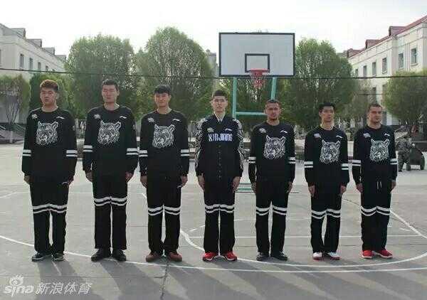 军营淬炼飞虎魂 新疆男篮军训场上的别样锋芒 宿舍里,西热力江正全神贯注地整理内务,他双手用力压实棉被,目光如炬,正努力将松软的军被塑造成标准的“豆腐块”。这方寸之间的打磨,展现了他将球场上的严谨作风带入生活每一处细节的态度。