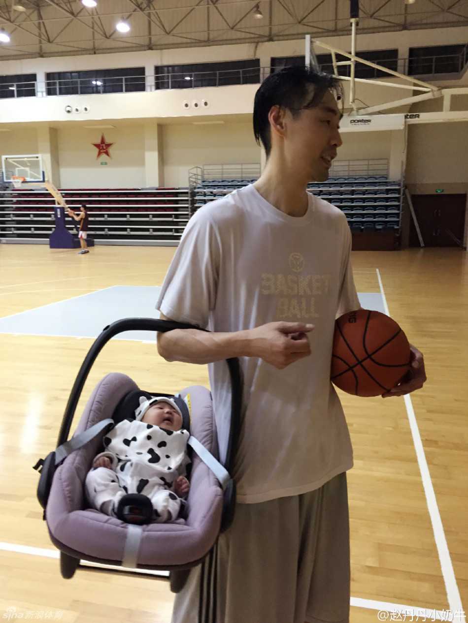 或许是女儿第一次近距离看爸爸打球，小家伙表情认真又好奇，仿佛在努力理解这个在场上跑来跑去的男人在做什么。孟达的妻子用手机记录下这珍贵的一刻。