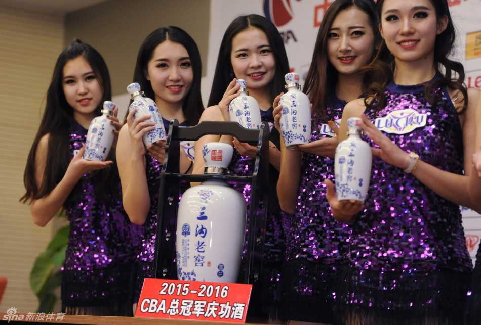 一只手握紧瓶颈，将庆功酒高高举起，背景是虚化的球场灯光，这一刻，胜利的姿态比任何言语都更具说服力。