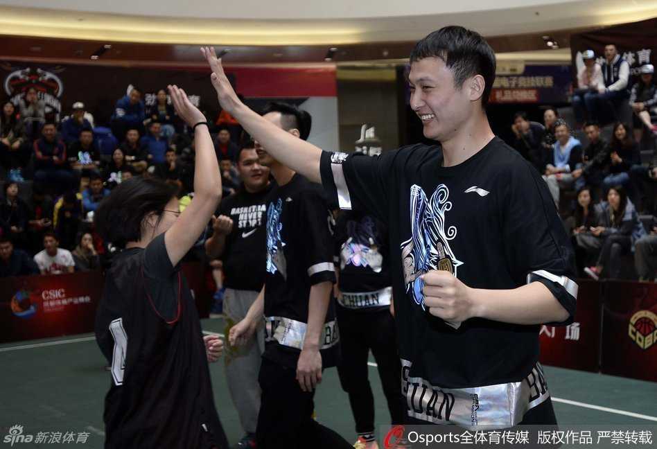 四川队神射手孟达在活动中轻松投篮，手起刀落的瞬间仿佛将我们带回了那个属于他的神奇赛季。