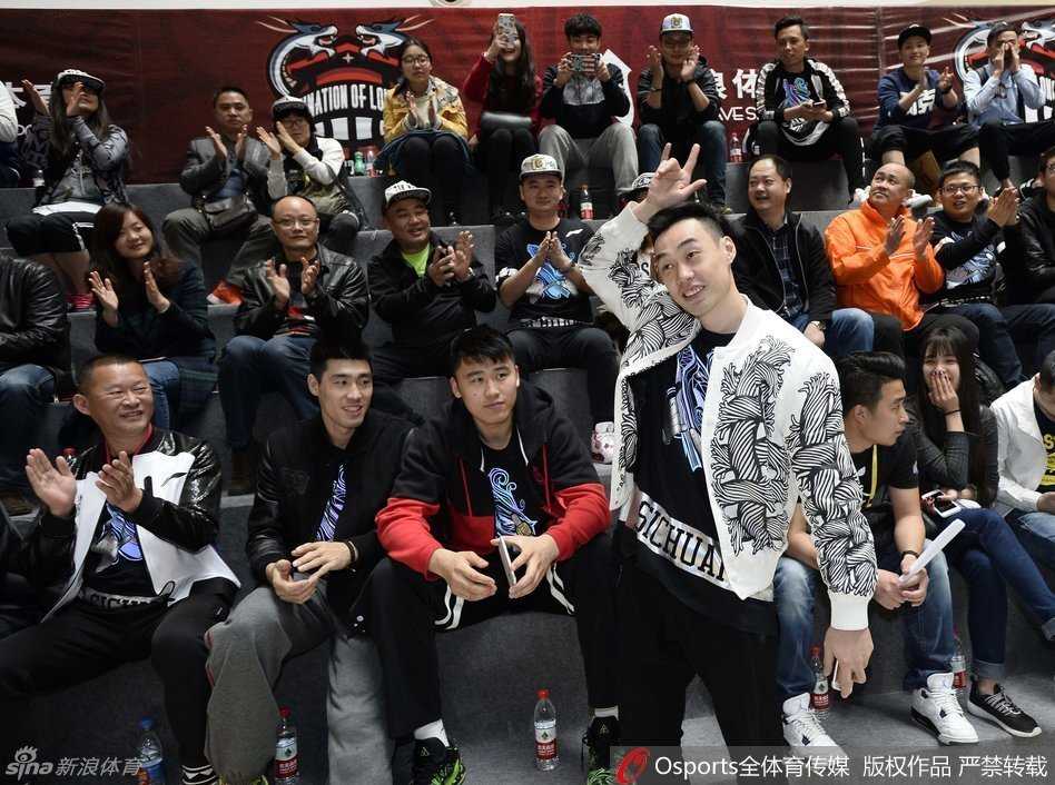 贾诚、王汝恒等球员在现场与球迷进行互动，耐心地为每一位支持者签名，回馈大家的厚爱。