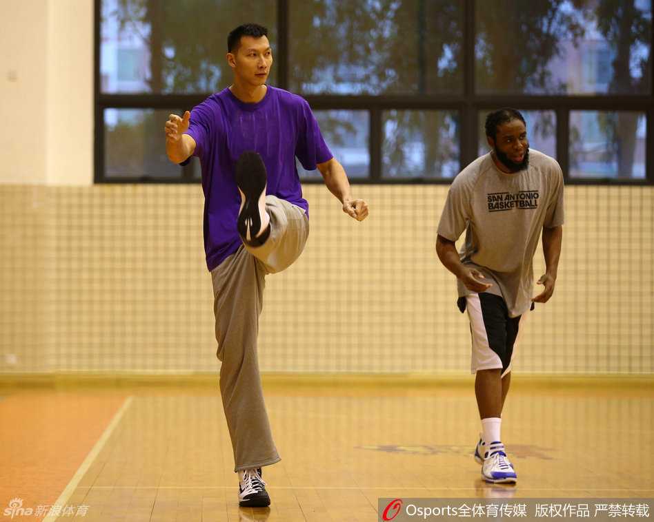 冬日暖阳下的八冠王:重温广东男篮二零一六新春集训点滴 易建联手扶篮架进行踢腿拉伸,身体舒展到极致,一旁的陈江华侧身回望,脸上带着逗趣的表情正在说笑。