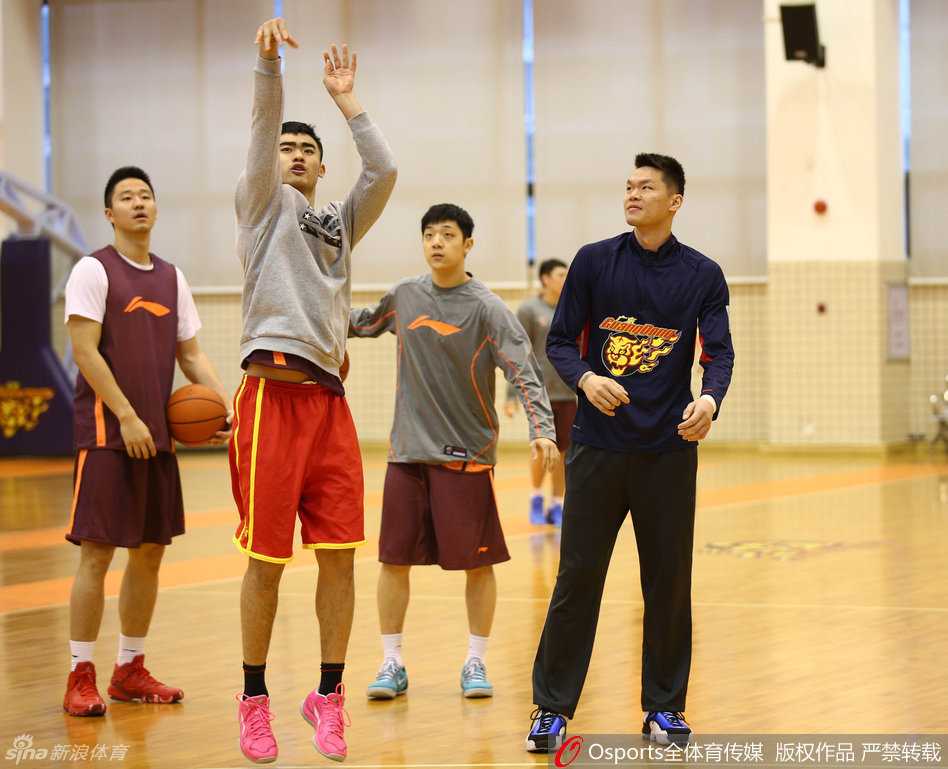 冬日暖阳下的八冠王:重温广东男篮二零一六新春集训点滴 陈江华躺在训练垫上利用泡沫轴进行深层肌肉放松,神情专注且放松,彰显出职业球员对身体管理的细致。