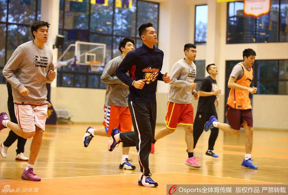 冬日暖阳下的八冠王:重温广东男篮二零一六新春集训点滴 广东男篮众将绕场慢跑热身,步伐轻盈而整齐,场馆内回响着规律的脚步声,仿佛一曲斗志昂扬的序曲。