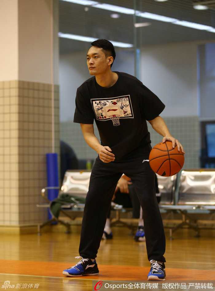 冬日暖阳下的八冠王:重温广东男篮二零一六新春集训点滴 主教练杜锋将两名队员揽在身边进行战术指导,三人的身影在球馆灯光下显得格外温馨,犹如兄长与弟弟在切磋。